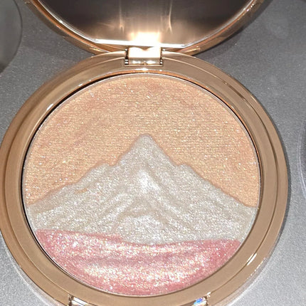 The best-selling Truth Rizhao Jinshan High Gloss Powder Three-color High Gloss Cream is a fine pearlescent facial contouring, br