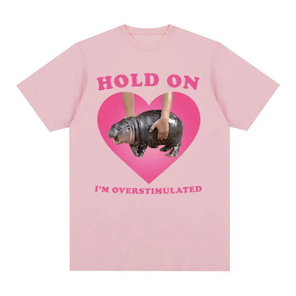 Moo Deng Hold on I'm Overstimulated Pink Heart Baby Hippo Funny Meme T Shirt Women Vintage Harajuku T-shirt Casual Clothing