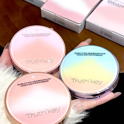 The best-selling Truth Rizhao Jinshan High Gloss Powder Three-color High Gloss Cream is a fine pearlescent facial contouring, br