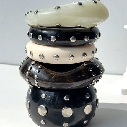 HUANZHI Black and White Irregular Resin Bracelet with Bold, Trendy Design Unique Punk-Style Silver Rivet Clasp Women's Jewelry