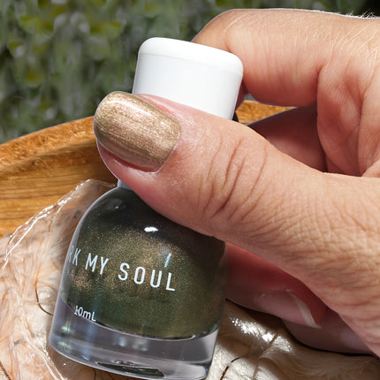 S144 Crystal Berry 10ml No-Bake Cat Eye Nail Polish. Crystal Berry color series base with berry red fragments. Quick-drying