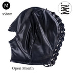 Seule la bouche ouverte M