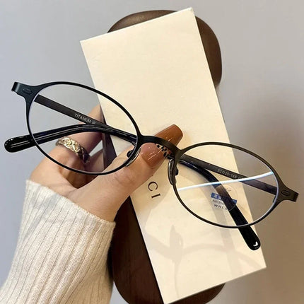 Ultra Light Titanium Frame Elliptical Frame Myopia Glasses with A Degree Range of -1.0 To - 4.0 Anti Blue Light Style