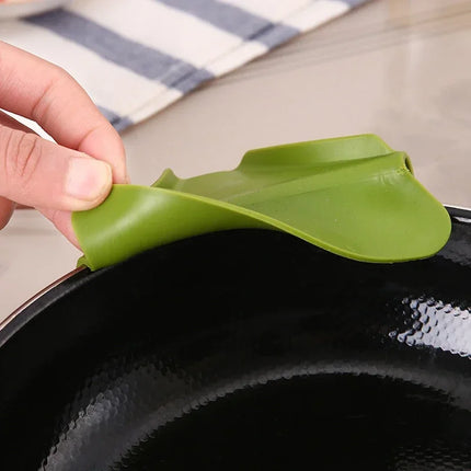 1 Pcs Funnel Anti-spill Silicone Slip on Pour Soup Spout Funnel for Pots Pans and Bowls and Jars Kitchen Gadget Tool Dropship