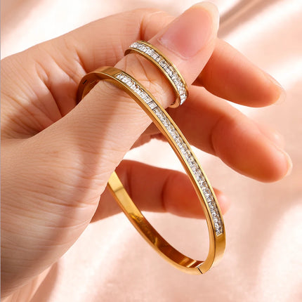 Romantic diamond flower bracelet and ring set for couples, fashionable jewelry suitable for women’s parties and banquets