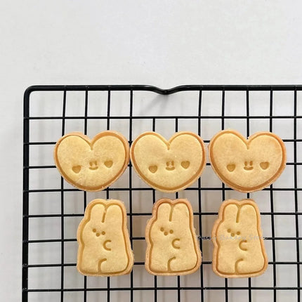 Cute Graffiti Abstract Cartoon Bear Cookie Cutter 3D DIY Cat Fish Dog Biscuit Cookie Mold Baking Tool Fondant Cake Stamp Mold