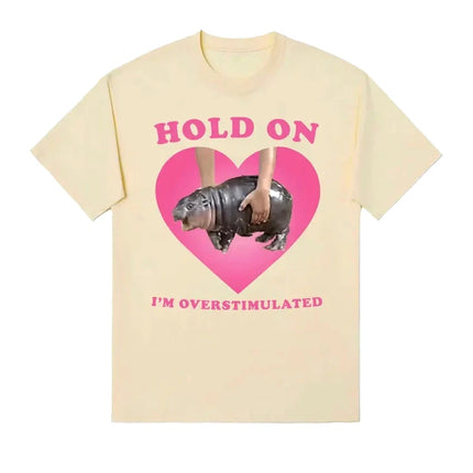 Moo Deng Hold on I'm Overstimulated Pink Heart Baby Hippo Funny Meme T Shirt Women Vintage Harajuku T-shirt Casual Clothing