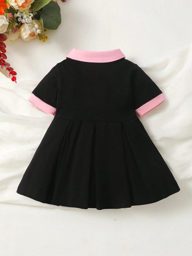 Robe plissée à col contrastant à motif lettres pour bébés filles