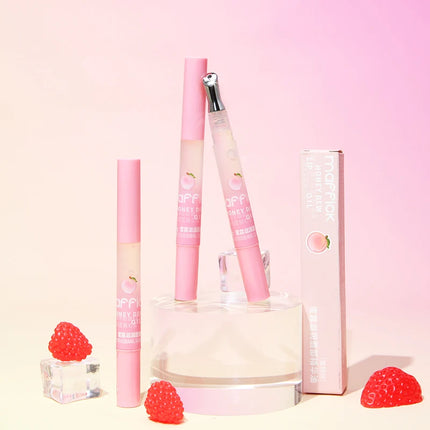 Peach Lip Oil, enriched with plant-based squalane, contains vitamin E and glycerin for long-lasting hydration and soft lips.