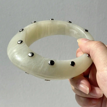 HUANZHI Black and White Irregular Resin Bracelet with Bold, Trendy Design Unique Punk-Style Silver Rivet Clasp Women's Jewelry