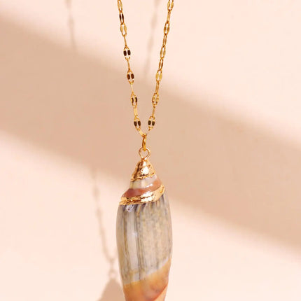 Retro Gold-Tone Shell Pendant Necklace Unique Layered DIY Fashion Jewelry for Women Perfect for Beach Vacations Gift Idea