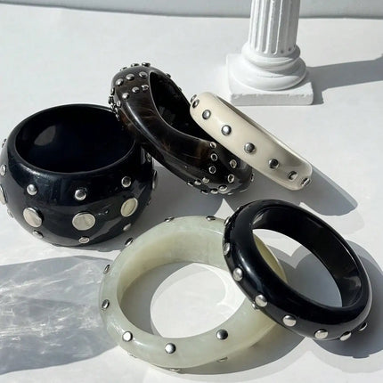 HUANZHI Black and White Irregular Resin Bracelet with Bold, Trendy Design Unique Punk-Style Silver Rivet Clasp Women's Jewelry