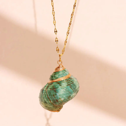 Retro Gold-Tone Shell Pendant Necklace Unique Layered DIY Fashion Jewelry for Women Perfect for Beach Vacations Gift Idea