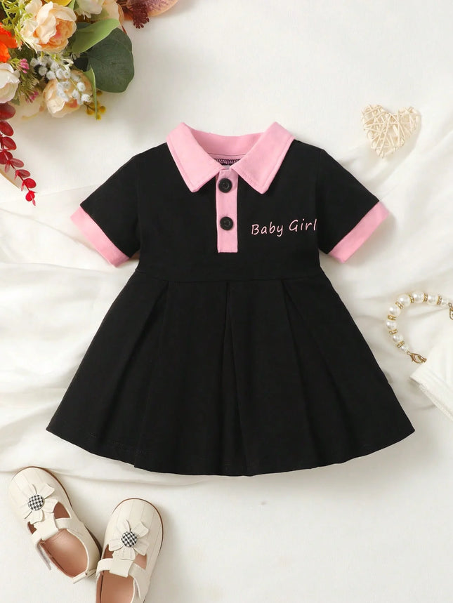 Robe plissée à col contrastant à motif lettres pour bébés filles