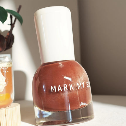 S133 Tea Dream 10ml No-Bake Cat Eye Nail Polish. Tea Dream red series base with red gold glitter. Quick-drying, long-lasting