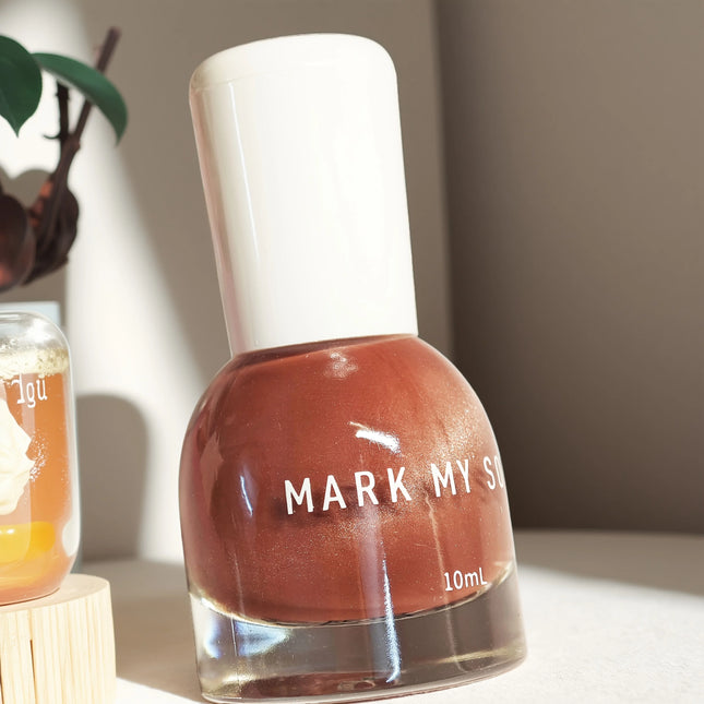S133 Tea Dream 10ml No-Bake Cat Eye Nail Polish. Tea Dream red series base with red gold glitter. Quick-drying, long-lasting