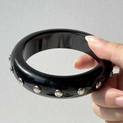 HUANZHI Black and White Irregular Resin Bracelet with Bold, Trendy Design Unique Punk-Style Silver Rivet Clasp Women's Jewelry