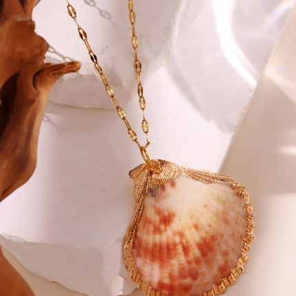 Retro Gold-Tone Shell Pendant Necklace Unique Layered DIY Fashion Jewelry for Women Perfect for Beach Vacations Gift Idea